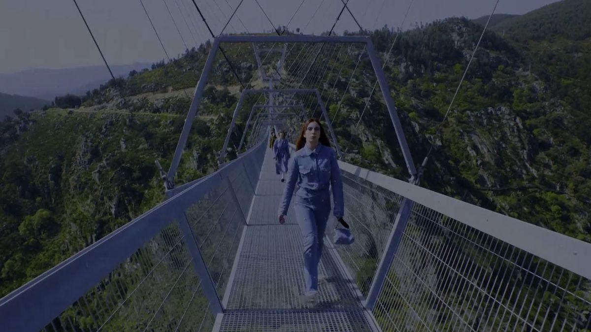 V Portugalsku se modelky procházely po nejdelším visutém mostě na světě
